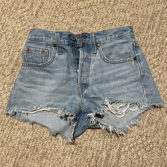 Levi’s 501 Shorts - Picture 1 of 4